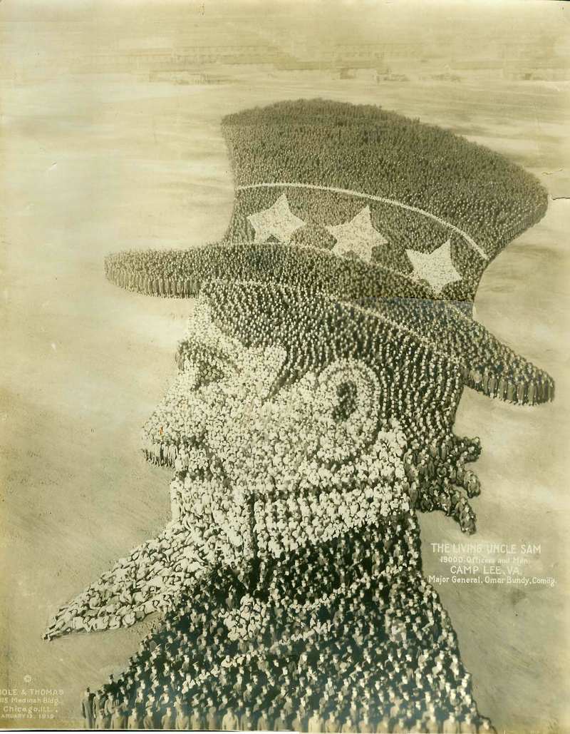 Illustration for article titled The Bizarre Phenomenon of Mass Photography